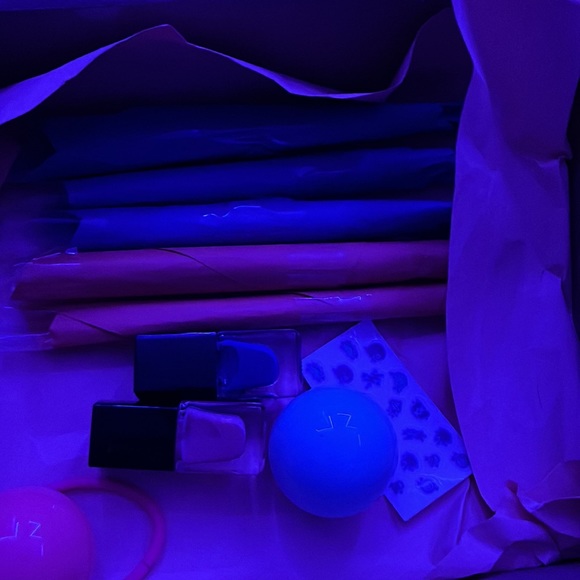 A box of blue and pink nails! - Picture 2 of 2